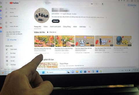 Một kênh YouTube gần đây liên tục đăng tải nội dung đốt pháo chế - Ảnh: K.N. Một kênh YouTube gần đây liên tục đăng tải nội dung đốt pháo chế - Ảnh: K.N.