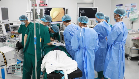 Bác sĩ Hữu Tùng và bác sĩ Công Khánh cùng ê-kíp đang thực hiện phẫu thuật u dưới niêm bằng phương pháp tạo đường hầm. Ảnh: BVĐK Tâm Anh Bác sĩ Hữu Tùng và bác sĩ Công Khánh cùng ê-kíp đang thực hiện phẫu thuật u dưới niêm bằng phương pháp tạo đường hầm. Ảnh: BVĐK Tâm Anh