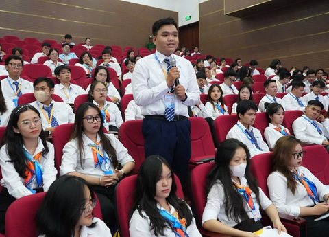 Chia sẻ khát vọng, hiến kế cho phong trào sinh viên - Ảnh 1. Đại biểu sinh viên hiến kế ý tưởng cho phong trào sinh viên tại Đại hội Hội Sinh viên Việt Nam TP.HCM lần VII - Ảnh: HỮU HẠNH