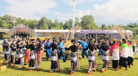 Tái hiện Tết Ngô của người Cống ở Lai Châu - Ảnh 7. Mọi người cùng nối tay thành vòng xòe lớn - Ảnh: HUY HOÀNG