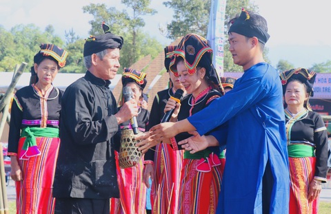 Tái hiện Tết Ngô của người Cống ở Lai Châu - Ảnh 5. Thầy cúng và người dân trong bản trao nhau giỏ quà là lễ vật cúng với lời cầu chúc sức khỏe, mùa màng bội thu - Ảnh: HUY HOÀNG