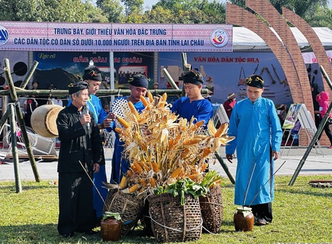 Tái hiện Tết Ngô của người Cống ở Lai Châu - Ảnh 4. Thầy cúng cùng những người đàn ông trong bản đan những chiếc phên mắt cáo cắm lên ruộng nương - Ảnh: HUY HOÀNG