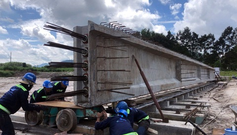 Bà Rịa - Vũng Tàu tăng tốc thi công công trình giao thông trọng điểm - Ảnh 2. Thi công dầm cầu cho công trình giao thông trọng điểm - cao tốc Biên Hòa - Vũng Tàu - Ảnh: Đ.H