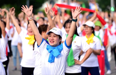 Phụ nữ tham gia những hoạt động cộng đồng, hoạt động thể thao để tinh thần thoải mái, giữ gìn nhan sắc của mình - Ảnh: DUYÊN PHAN Phụ nữ tham gia những hoạt động cộng đồng, hoạt động thể thao để tinh thần thoải mái, giữ gìn nhan sắc của mình - Ảnh: DUYÊN PHAN
