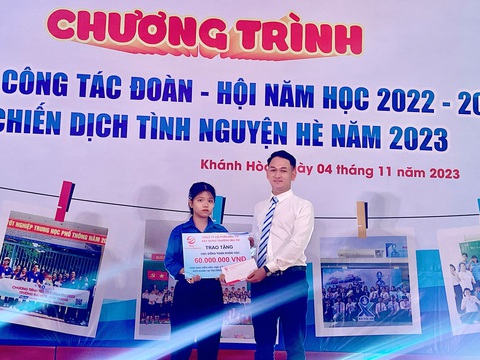 Nữ sinh nghèo xóm chài được tặng học bổng 60 triệu đồng - Ảnh 1. Đại diện Công ty CP Đầu tư xây dựng thương mại SIC trao học bổng cho Lê Thị Thúy Hằng, tân sinh viên Trường đại học Nha Trang - Ảnh: SIC