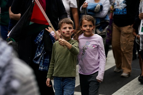 Trẻ em trong cuộc biểu tình ủng hộ người Palestine tại thủ đô Washington, Mỹ ngày 4-11 - Ảnh: REUTERS Trẻ em trong cuộc biểu tình ủng hộ người Palestine tại thủ đô Washington, Mỹ ngày 4-11 - Ảnh: REUTERS