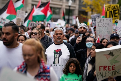 Người dân trên khắp thế giới biểu tình vì Dải Gaza - Ảnh 1. Đám đông người biểu tình ủng hộ người dân Palestine tại thủ đô Washington, Mỹ ngày 4-11 - Ảnh: REUTERS