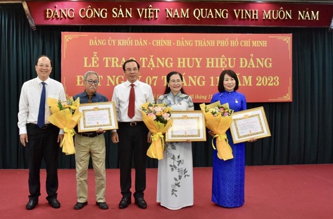 TP.HCM: Trao huy hiệu 30 năm tuổi Đảng cho Chủ tịch HĐND TP Nguyễn Thị Lệ - Ảnh 1. Bí thư Thành ủy TP.HCM Nguyễn Văn Nên (giữa) cùng Phó bí thư Thành ủy Nguyễn Hồ Hải (bìa trái) trao huy hiệu 30 năm tuổi Đảng - Ảnh: CẨM NƯƠNG