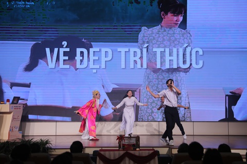 Trường THPT Hoàng Hoa Thám giành giải Nhất cuộc thi 'Gen Z xứ Quảng' - Ảnh 5. Phần thi về giới thiệu trường, các đội thi tỏ ra khá đồng đều do đã quen thuộc với sân chơi trong hai lượt trận trước đó