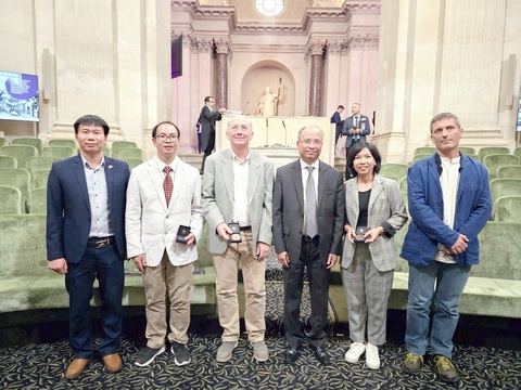 TS Trần Quang Hóa (thứ 2 từ trái sang) nhận giải thưởng Tremplin tại Viện hàn lâm Khoa học Pháp - Ảnh: NVCC TS Trần Quang Hóa (thứ 2 từ trái sang) nhận giải thưởng Tremplin tại Viện hàn lâm Khoa học Pháp - Ảnh: NVCC