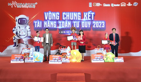 Để toán học không còn 'khó, khô, khổ' - Ảnh 2. PGS.TS Trần Thành Nam (bên trái) - phó hiệu trưởng Trường đại học Giáo dục - trao giải cho các thí sinh - Ảnh: NGUYÊN BẢO