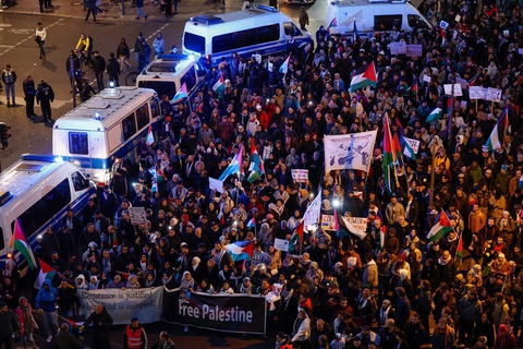 Người dân tại Đức biểu tình ủng hộ người Palestine tại Dải Gaza ngày 4-11 - Ảnh: AFP Người dân tại Đức biểu tình ủng hộ người Palestine tại Dải Gaza ngày 4-11 - Ảnh: AFP