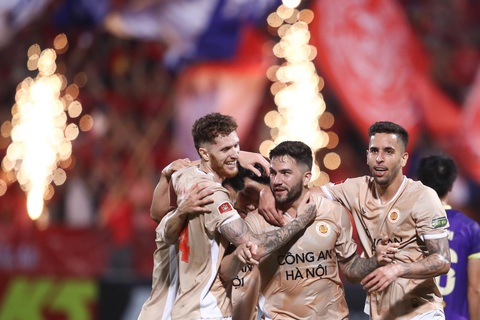 V-League 2023-2024 sau 3 vòng: Hấp dẫn chưa từng có - Ảnh 1. Ngoại binh CLB CAHN ăn mừng chiến thắng trước Hà Nội ở vòng 3 - Ảnh: MINH ĐỨC