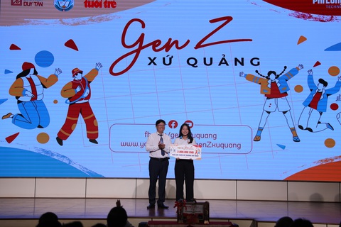 Đội Trường THPT Hoàng Hoa Thám giành giải Nhất cuộc thi 'Gen Z xứ Quảng' - Ảnh 7. Ban tổ chức trao giải giới thiệu về trường hay nhất