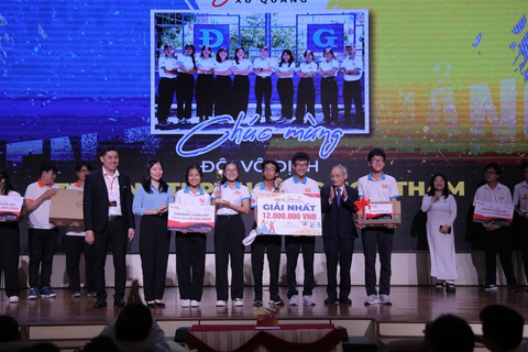 Đội Trường THPT Hoàng Hoa Thám giành giải Nhất cuộc thi 'Gen Z xứ Quảng' - Ảnh 1. Ban tổ chức trao phần thưởng và giải nhất cho đội Trường THPT Hoàng Hoa Thám