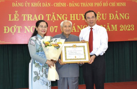 TP.HCM: Trao huy hiệu 30 năm tuổi Đảng cho Chủ tịch HĐND TP Nguyễn Thị Lệ - Ảnh 2. Ông Phạm Văn Bảy nhận huy hiệu 70 năm tuổi Đảng - Ảnh: CẨM NƯƠNG