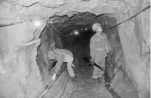Hai binh sĩ Hàn Quốc kiểm tra các đường hầm do Triều Tiên xây dựng tại khuphi quân sự DMZ - Ảnh: BETTMANN Hai binh sĩ Hàn Quốc kiểm tra các đường hầm do Triều Tiên xây dựng tại khu phi quân sự DMZ - Ảnh: BETTMANN