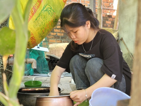 Nữ sinh nghèo xóm chài được tặng học bổng toàn khoá - Ảnh 3. Chưa làm được những việc nặng để đỡ đần cha, kiếm thêm thu nhập, Hằng đảm đương mọi việc nhà - Ảnh: TRẦN HƯỚNG