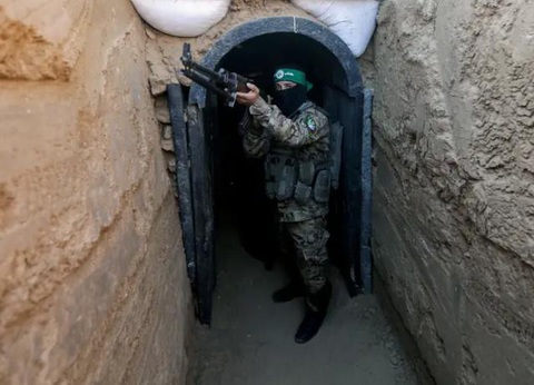 Một chiến binh của Izz al-Din al-Qassam đứng trước một đường hầm trong cuộc triển lãm vũ khí, tên lửa và thiết bị hạng nặng cho cánh quân sự của Hamas - Ảnh: SOPA IMAGES Một chiến binh của Izz al-Din al-Qassam đứng trước một đường hầm trong cuộc triển lãm vũ khí, tên lửa và thiết bị hạng nặng cho cánh quân sự của Hamas - Ảnh: SOPA IMAGES