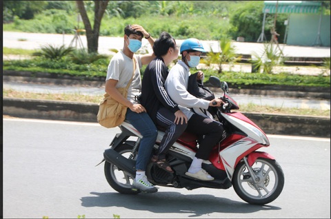 Sinh viên không bằng lái 'vô tư' chạy xe máy đi học - Ảnh 3. Một nhóm sinh viên chở ba khi chạy xe máy - Ảnh: THU GIANG