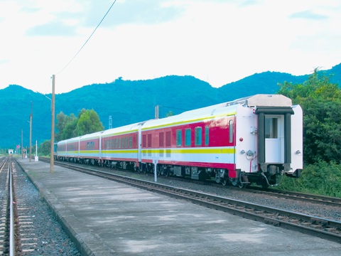 Các toa tàu hạng sang của Tập đoàn Jinxin trong một lần chạy thử trên đường sắt Việt Nam - Ảnh: TMND Các toa tàu hạng sang của Tập đoàn Jinxin trong một lần chạy thử trên đường sắt Việt Nam - Ảnh: TMND