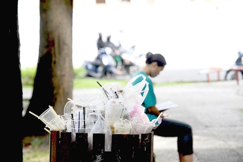 Rác thải nhựa tràn ngập công viên (quận 1, TP.HCM), sáng 4-11 - Ảnh: HẢI QUỲNH Rác thải nhựa tràn ngập công viên (quận 1, TP.HCM), sáng 4-11 - Ảnh: HẢI QUỲNH
