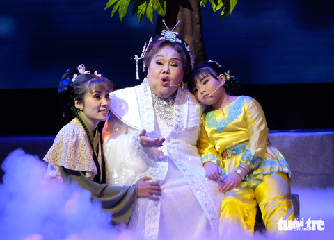 NSND Ngọc Giàu (vai bà ngoại) và bé Bella (bìa phải, vai cháu ngoại) trong vở Ngũ long đại phá Âm dương trận - Ảnh: LINH ĐOAN NSND Ngọc Giàu (giữa, vai bà ngoại) và bé Bella (bìa phải, vai cháu ngoại) trong vở Ngũ long đại phá Âm dương trận - Ảnh: LINH ĐOAN