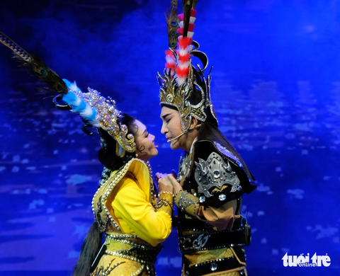Nghệ sĩ Ngọc Huyền (bìa trái, vai Lưu Kim Đính) tình tứ cùng Kim Tử Long (vai Cao Quân Bảo) trên sân khấu - Ảnh: LINH ĐOAN Nghệ sĩ Ngọc Huyền (bìa trái, vai Lưu Kim Đính) tình tứ cùng Kim Tử Long (vai Cao Quân Bảo) trên sân khấu - Ảnh: LINH ĐOAN