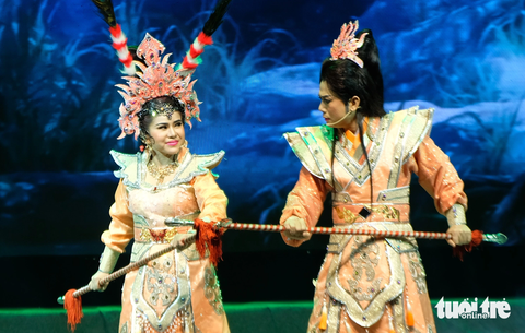 Nghệ sĩ Bình Tinh (bìa trái) và Thái Vinh trong Ngũ long đại phá Âm dương trận - Ảnh: LINH ĐOAN Nghệ sĩ Bình Tinh (bìa trái) và Thái Vinh trong Ngũ long đại phá Âm dương trận - Ảnh: LINH ĐOAN