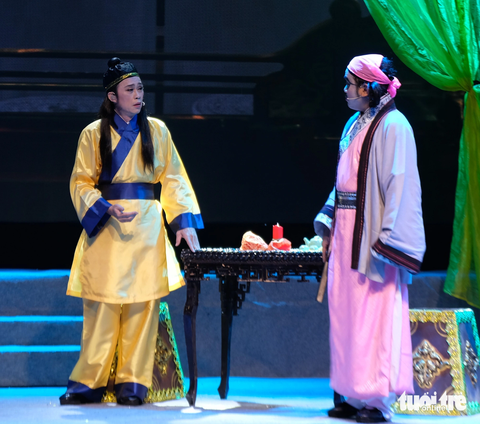 Nghệ sĩ Hoài Linh (bìa trái) và Hữu Quốc là hai nhân vật "hề" trong vở diễn - Ảnh: LINH ĐOAN Nghệ sĩ Hoài Linh (bìa trái) và Hữu Quốc là hai nhân vật "hề" trong vở diễn - Ảnh: LINH ĐOAN