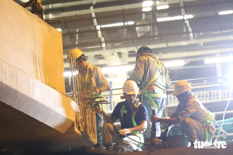 Thi công lắp đặt cầu bộ hành đầu tiên của tuyến metro số 1 - Ảnh 2. Thi công lắp đặt cầu bộ hành nhà ga Khu công nghệ cao từ lúc 0h - 4h sáng