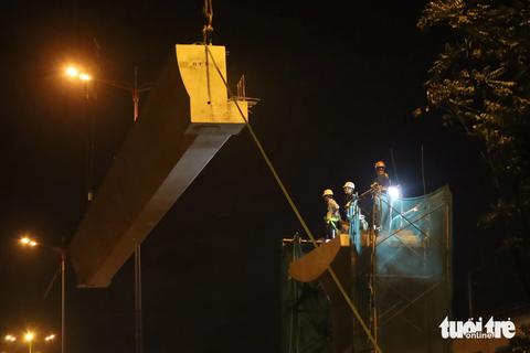 Thi công lắp đặt cầu bộ hành đầu tiên của tuyến metro số 1 - Ảnh 5. Lắp đặt cầu bộ hành tại ga Khu công nghệ cao tạo bước mở đầu cho số cầu còn lại của tuyến