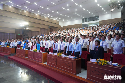 Sáng nay bế mạc Đại hội Hội Sinh viên Việt Nam TP.HCM lần VII - Ảnh 2. Nghi thức chào cờ phiên bế mạc đại hội - Ảnh: HỮU HẠNH