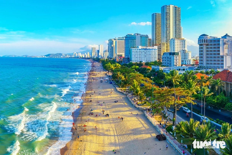 Bờ biển Nha Trang với cát trắng trải dài, ánh vàng dưới nắng chiều Bờ biển Nha Trang với cát trắng trải dài, ánh vàng dưới nắng chiều