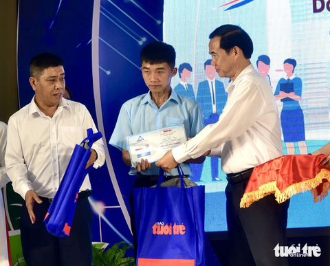 Học bổng Tiếp sức đến trường đến với tân sinh viên, học sinh miền ‘hoa vàng trên cỏ xanh’ - Ảnh 17. Ông Nguyễn Thái Học - phó trưởng Ban Nội chính Trung ương (phải) và ông Võ Thụy Linh - Phó chủ tịch Hội đồng quản trị Tập đoàn Đèo Cả (trái) trao học bổng cho tân sinh viên Mai Tấn Thư tân sinh viên ngành kinh doanh thương mại Trường cao đẳng Công Thương miền Trung - Ảnh: T.T.D.