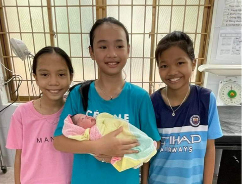 Bé gái sơ sinh 2 ngày tuổi, nặng 3 kg được ba em học sinh phát hiện - Ảnh: Địa phương cung cấp 3 học sinh cùng bé gái sơ sinh 2 ngày tuổi, nặng 3kg mà các em phát hiện - Ảnh: Địa phương cung cấp