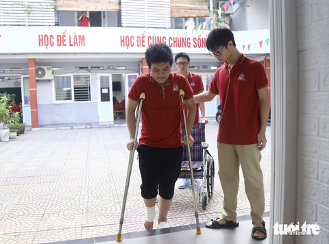 Nỗ lực trở lại lớp học của nam sinh nhảy từ tầng 9 thoát đám cháy chung cư - Ảnh 2. Gót chân bị chấn thương khiến việc đi lại của Phong gặp khó khăn - Ảnh: DANH TRỌNG