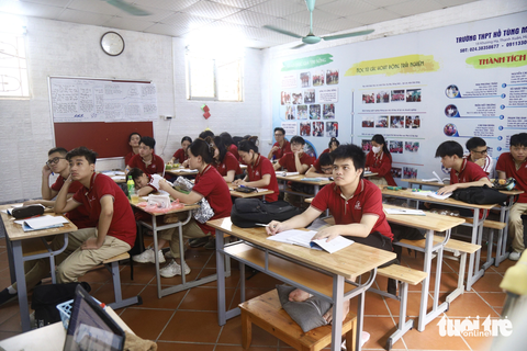 Nỗ lực trở lại lớp học của nam sinh nhảy từ tầng 9 thoát đám cháy chung cư - Ảnh 3. Chỗ ngồi của Phong được bố trí bàn, gối kê chân - Ảnh: DANH TRỌNG