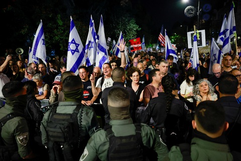 Biểu tình bên ngoài nơi ở của Thủ tướng Israel Benjamin Netanyahu ở Jerusalem, ngày 4-11 - Ảnh: REUTERS Biểu tình bên ngoài nơi ở của Thủ tướng Israel Benjamin Netanyahu tại Jerusalem, ngày 4-11 - Ảnh: REUTERS