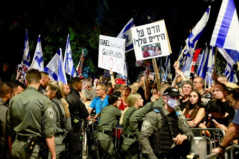 Biểu tình kêu gọi Thủ tướng Israel Benjamin Netanyahu từ chức và phải bị luận tội bên ngoài nơi ở của ông vào ngày 4-11 - Ảnh: REUTERS Biểu tình kêu gọi Thủ tướng Israel Benjamin Netanyahu từ chức và phải bị luận tội bên ngoài nơi ở của ông vào ngày 4-11 - Ảnh: REUTERS