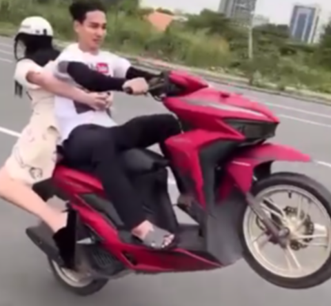 Lại xuất hiện video nam thanh niên bốc đầu xe trên hầm Thủ Thiêm - Ảnh 1. Nam thanh niên bốc đầu, chở theo cô gái phía sau - Ảnh: Cắt từ video