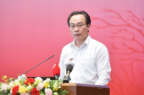 Tự chủ đại học: Nhiều hiệu trưởng xin thôi chức, chuyển vị trí - Ảnh 2. Ông Hoàng Minh Sơn - thứ trưởng Bộ Giáo dục và Đào tạo - phát biểu tại hội nghị