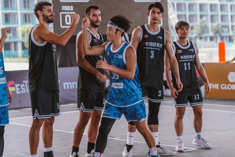 VPrime 3x3 trong mắt sao bóng rổ quốc tế - Ảnh 4. Chanatip Jakrawan (số 3) chào thành viên CT Tigers tại VPrime 3x3 - Ảnh: VBA