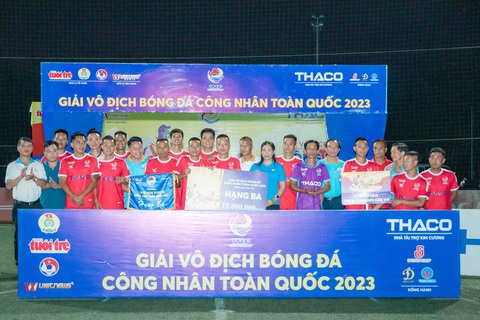 Công đoàn Thông tin Truyền thông vô địch khu vực Hà Nội giải bóng đá công nhân - Ảnh 11. Công đoàn Than Khoáng sản Việt Nam nhận giải ba - Ảnh: DANH KHANG