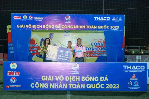 Công đoàn Thông tin Truyền thông vô địch khu vực Hà Nội giải bóng đá công nhân - Ảnh 12. Cầu thủ xuất sắc nhất giải được nhận phần thưởng trị giá 5 triệu đồng là Nguyễn Quốc Vấn - đội trưởng đội Công đoàn Vĩnh Phúc - Ảnh: DANH KHANG