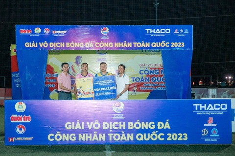 Công đoàn Thông tin Truyền thông vô địch khu vực Hà Nội giải bóng đá công nhân - Ảnh 13. Danh hiệu Vua phá lưới với phần thưởng trị giá 5 triệu đồng được trao cho hai chân sút có cùng 5 bàn thắng là Nguyễn Văn Tuyến (Công đoàn Vĩnh Phúc) và Nguyễn Hữu Đại (Công đoàn Thông tin - Truyền Thông) - Ảnh: DANH KHANG