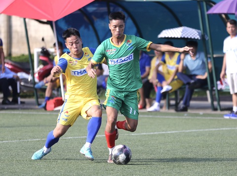 Trung tâm Thể thao Viettel: Nơi ươm mầm tài năng bóng đá Việt Nam - Ảnh 7. Những cầu thủ công nhân được tranh tài tại Trung tâm Thể thao Viettel - một trong những lò đào tạo bóng đá hiện đại nhất Việt Nam - Ảnh: HOÀNG TÙNG