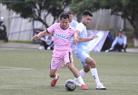 Giải vô địch bóng đá công nhân toàn quốc 2023, khu vực Hà Nội: Kịch tính vé vào chung kết - Ảnh 3. Một pha tranh bóng quyết liệt tại Giải vô địch bóng đá công nhân toàn quốc 2023 - Ảnh: HOÀNG TÙNG