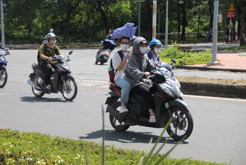Sinh viên không bằng lái 'vô tư' chạy xe máy đi học - Ảnh 1. Nhiều sinh viên vi phạm khi lái xe máy tại làng đại học Thủ Đức - ẢNH: THU GIANG