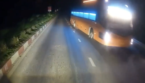 Xử phạt xe khách đi ngược chiều hơn 3 km trong đêm - Ảnh 1. Chiếc xe khách đi ngược chiều trên quốc lộ - Ảnh: Công an cung cấp